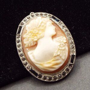 1930'S DELICATELY HANDCARVED ANGELSKIN CAMEO FLORAL GARLAND IN HAIR PENDANT D1